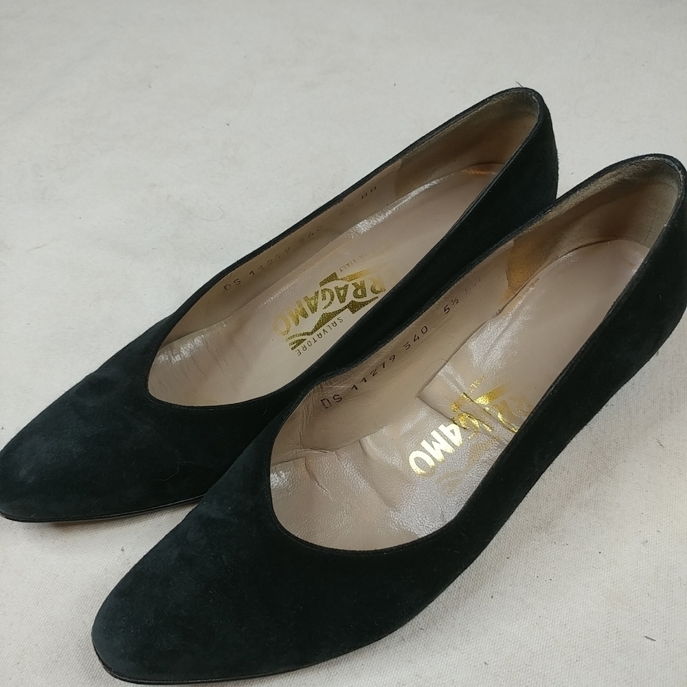 Salvatore Ferragamo Black Suede pumps Shoe…